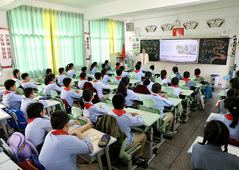 玉溪聂耳小学“开学第一课”传承爱国精神
